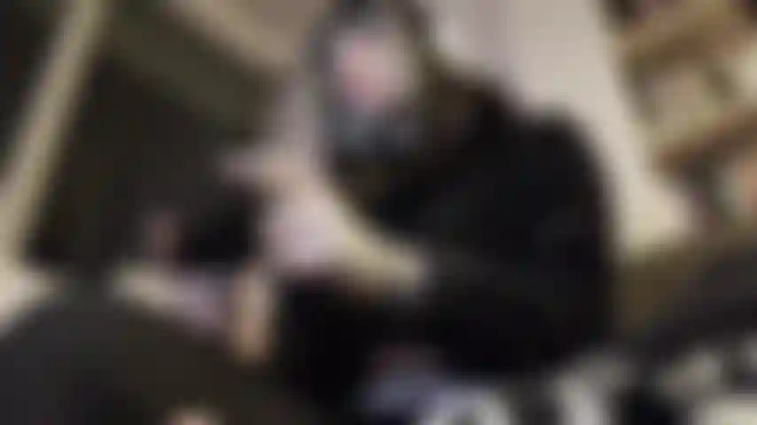 Sto giocando a un videogioco quando le cose si scaldano un po' e mi eccito troppo con il telecomando.