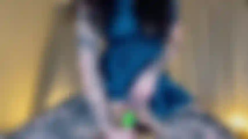 Vestito di seta blu, che cavalca un dildo.