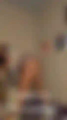 Ballo sulla sedia che applaude il culo.