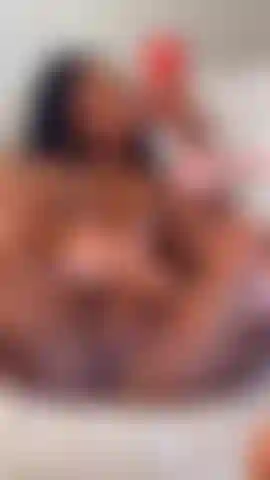 Piante dei piedi + dita dei piedi + figa + tette + bondage.