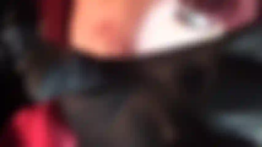 La padrona ti soffoca fino a farti morire, ha un'aria cattiva e le sue mani guantate di pelle sono saldamente avvolte intorno al tuo collo, la tua bocca si apre, ansimi, fai fatica a respirare, ti dà da mangiare il suo sputo.