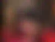 Guarda l'incredibile lucentezza... La padrona indossa strati di collant dorati lucidi per sedurti. Feticismo dei piedi, adorazione del culo, gambe in nylon.