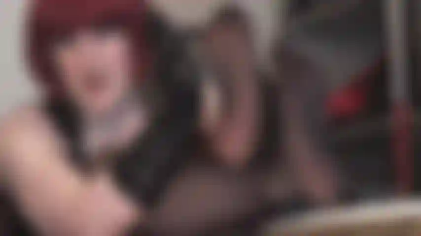 I piedi rinforzati in collant neri regalano al footjob in nylon. Dopo aver adorato ogni centimetro di loro con la lingua, la padrona vivian usa i suoi piedi per mungere il cazzo del tuo schiavo su tutte le tue belle dita.