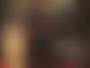 La padrona mostra il suo corpo meraviglioso in una tuta attillata in lattice nero.