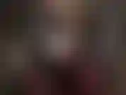 La tua padrona, vestita con un caldo e lucido completo fetish nero e stivali alti, ti inchioda il culo e scopa il cazzo del tuo schiavo con il suo tacco a spillo di metallo.