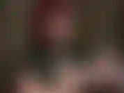 Feticista dei guanti in lattice, che cambiano dai corti guanti neri di gomma ai lunghi guanti rossi.