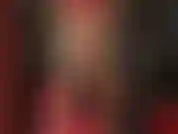 La padrona è vestita in lattice rosso e collant e ti infila i cazzi da entrambe le estremità.