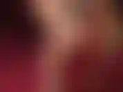 Feticista dei piedi, adoratrice dei tacchi alti: décolleté rosse lucide e archi spettacolari. Gioco con le scarpe e provo una provocazione penzolante per i sottomessi.