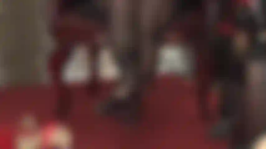 I piedi in collant ti rendono debole: si muovono così perfettamente, ondeggiando a destra e a sinistra, segui i loro movimenti, debole lacchè.