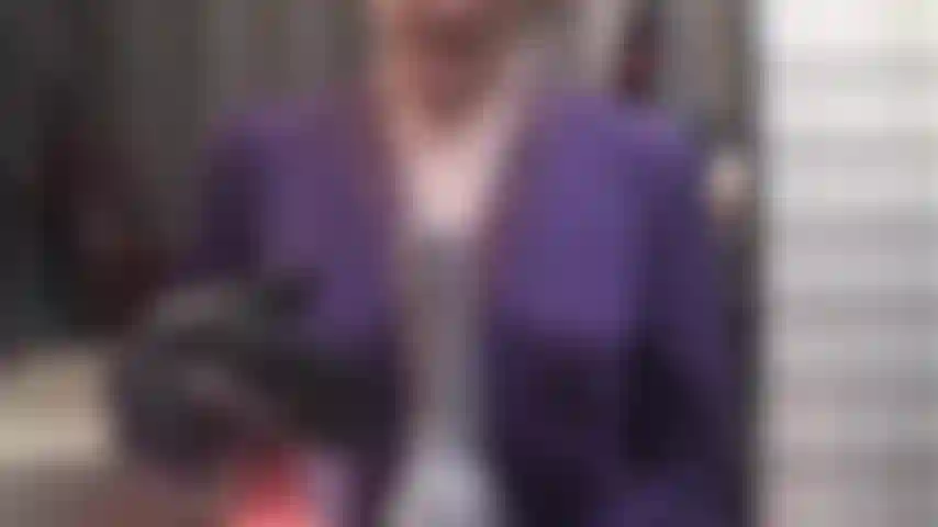 Tentatrice con il suo grosso cazzo, le tette e la saliva gustosa - non hai mai assaggiato un cazzo prima, ma la padrona rende impossibile negarlo. Desideri questo bellissimo cazzo annidato tra le sue tette, avvolto nella saliva. (Femdom, feticismo, bi forzato, succhia cazzi, gioco con le tette, gioco con la saliva, collant, strap-on, strapon, décolleté, guanti di pelle).