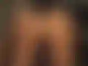 Goditi una sega con i guanti dopo aver adorato il culo perfetto della mia padrona indossando strati di collant dorati estremamente lucidi e un succinto perizoma.