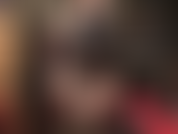 Accarezzala insieme alla tua padrona indossando il suo grosso cazzo bianco e lunghi guanti neri in lattice. Accarezzala molto lentamente, godendoti ogni minimo tocco sensuale mentre adori il mio grosso cazzo carnoso.