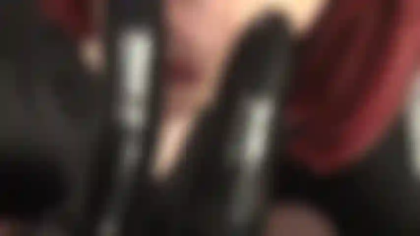 Guanti in lattice nero, esperienza fetish intensa.