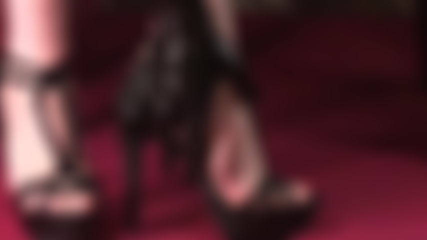 Piedi nudi, archi plantari alti, dita dei piedi sexy in sandali con cinturini, guanti di lattice: ti piacerebbe scopare tra il piede e la scarpa e sparare il tuo sperma dappertutto.