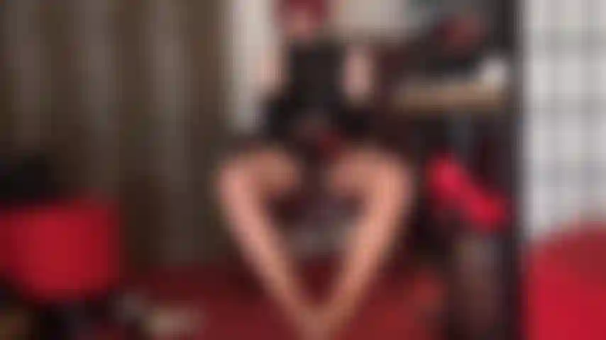 Dominazione con strapon, sph, piedi, feticismo per i collant: il grosso cazzo nero della padrona vestita con una bella calza rossa ti ha eccitato, ma non appena la padrona indossa un paio di collant gialli nascondendo sotto il suo enorme cazzo di nylon... Oh mio dio!