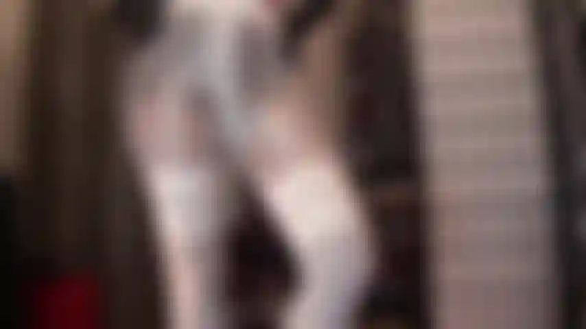 Calze bianche, uno strato di collant lucidi e un cazzo - i collant lucidi della padrona ti fanno venire voglia di cazzo. E se infilasse un grosso cazzo nero nei suoi collant lucidi, stuzzicandoti con il suo grosso rigonfiamento di nylon... Oh sì, lo vuoi!