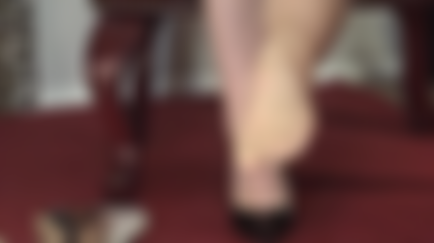 Piedi di nylon, grondanti di saliva, avvolti intorno al tuo cazzo. Scivolosa e bagnata, queste mani e questi piedi drenano lo sperma dai tuoi testicoli.