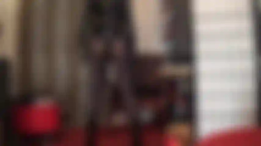 Che infila il suo enorme strapon nero mentre la padrona mi stuzzica con il suo fantastico sedere ricoperto di collant e il suo stretto vestito in pvc nero lucido.