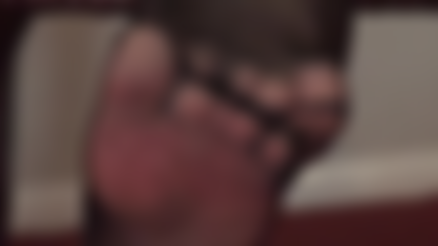 Riesci a gestire questo primo piano estremo dei piedi perfetti della padrona vivian in calze di nylon nere trasparenti?