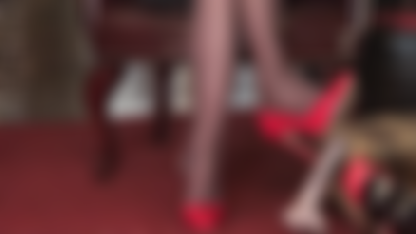 Tacchi a spillo rossi sul tuo cazzo da schiavo: è struggente sentire il loro tocco, non importa se delicato o ruvido.