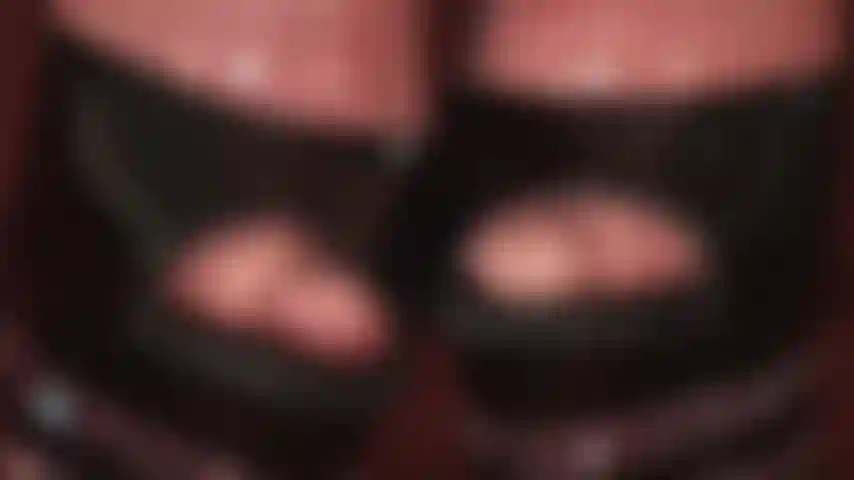 Feticista del lattice, adoratrice dei piedi: dita scivolose in lattice che spuntano da tacchi neri con alte zeppe trasparenti. La gomma color carne rende queste graziose dita dei piedi ancora più appetitose.