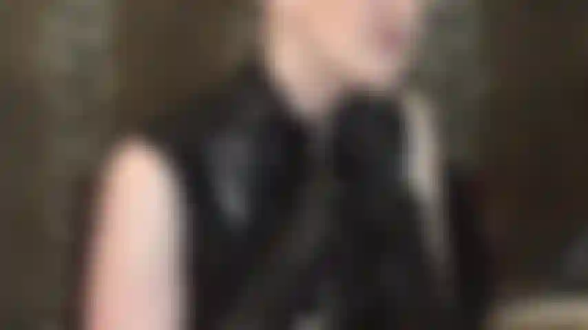 Con un décolleté seducente e un abito con cerniera in pvc.