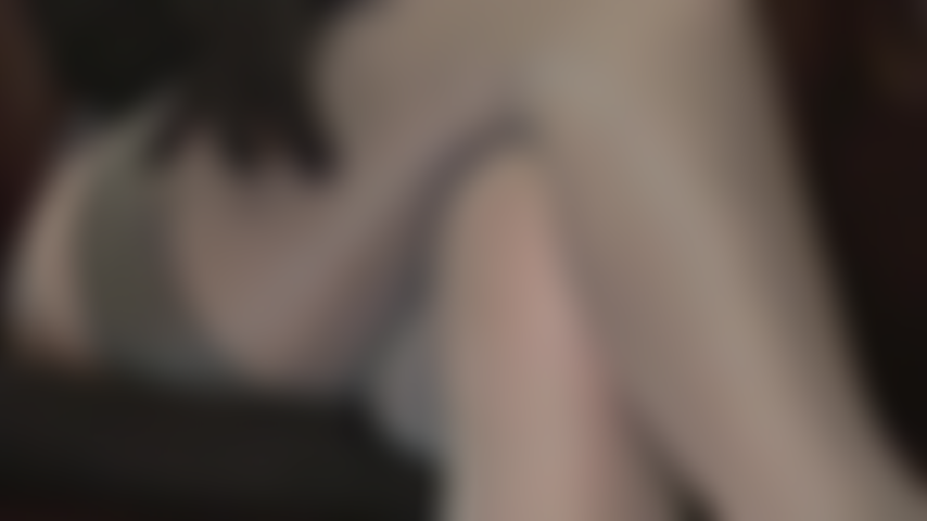 Seduzione con le cosce ricoperte di nylon - collant color lavanda e calze sotto. La vista delle gambe di nylon incrociate e dei piedi in calze della padrona è così provocante.