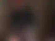 La padrona vivian si masturba il suo grosso cazzo bianco, tutta vestita di gomma lucida.