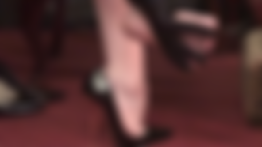 L'arte della seduzione a piedi nudi: la padrona mette in posa i suoi perfetti piedi nudi, alti e arcuati, sapendo che non puoi resistere a queste deliziose curve.