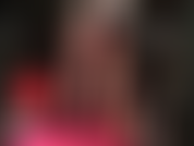 Dipendente dalle gambe e dai piedi della padrona, con le sue calze di gomma trasparenti color carne e le sue ciabatte aperte con plateau.