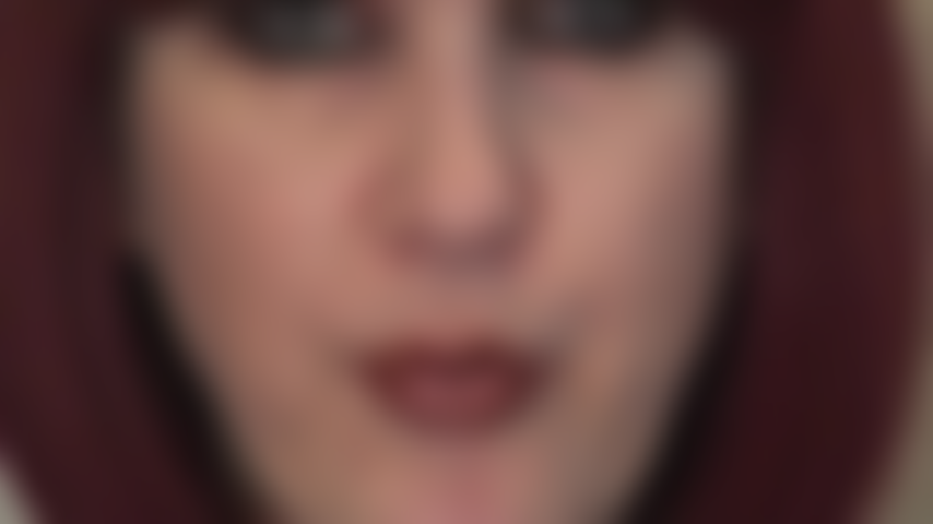 Feticista dello sputo: bevi la mia gustosa saliva. Guardami negli occhi, apri la bocca e bevi il delizioso sputo della padrona.