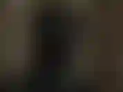 Una mistress viziosa con cappuccio in lattice che stuzzica il tuo cazzo e i tuoi capezzoli mentre indossa una maschera in lattice nero lucido.