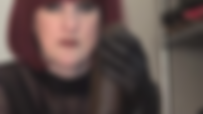 Accarezza un grosso cazzo nero con guanti di pelle.