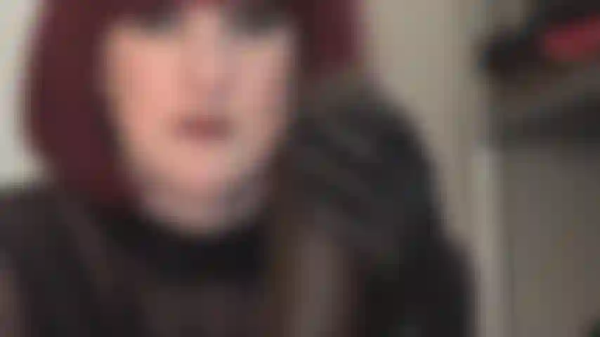 Accarezza un grosso cazzo nero con guanti di pelle.