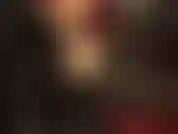 Il lattice è fatto per queste curve: se ti piace la gomma, devi assolutamente vedere questo completo in gomma rossa e nera lucida e sexy con stivali a spillo extra alti.