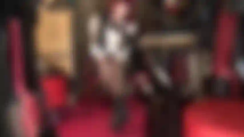 Infila la lingua e il cazzo nella mia scarpa. Le ciabatte aperte sul retro possono essere comode, ma riesci a infilarle nelle mie scarpe col tacco?!