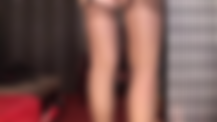 Adoro i piedi indossando calze vintage marroni ff: la padrona mi stuzzica con i suoi piedi in nylon arcuati, le giarrettiere e il sedere in collant.