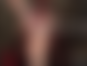 Irresistibili piedi e gambe nude, toccate da corti guanti di pelle rossa. Oh così sexy!