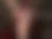 Irresistibili piedi e gambe nude, toccate da corti guanti di pelle rossa. Oh così sexy!