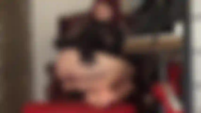 Feticista dei piedi e adoratrice del culo: sbavo alla vista dei morbidi piedi nudi e del culo nudo della mia padrona.