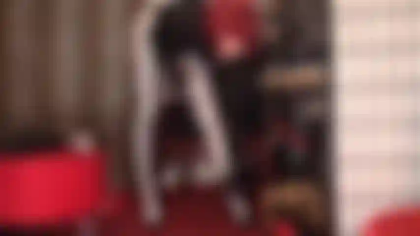 Dipendente dai collant di lycra luccicanti, tu stai accarezzando il tuo piccolo cazzo da schiava come se non ci fosse un domani.