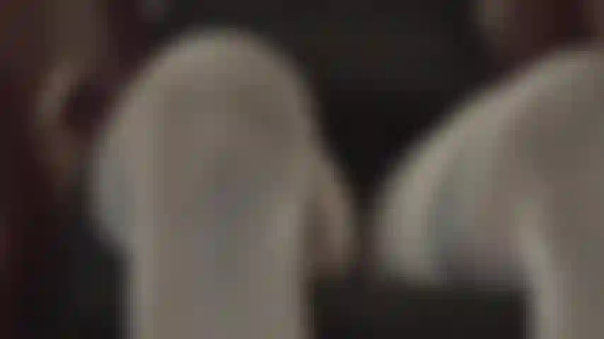 Collant di seta e cosce intime stuzzicate da guanti di raso: questa vista ti farà pulsare il cazzo, i collant opachi sono abbastanza trasparenti da lasciar intravedere le mutandine della padrona.