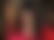 Il tuo cazzo è mio e posso giocarci. Adora il mio fantastico culo, le mie gambe e i miei piedi lucidi e lucidi, fatti di collant. Ti spremono fino all'ultima goccia di sperma dalle palle mentre sono intrappolata tra le mie scarpe e le mie suole.