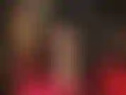 Il tuo cazzo è mio e posso giocarci. Adora il mio fantastico culo, le mie gambe e i miei piedi lucidi e lucidi, fatti di collant. Ti spremono fino all'ultima goccia di sperma dalle palle mentre sono intrappolata tra le mie scarpe e le mie suole.