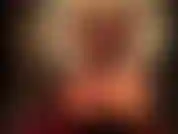 La padrona stuzzica l'amante della gomma e dei piedi con le sue curve sexy in gonna e calze trasparenti.