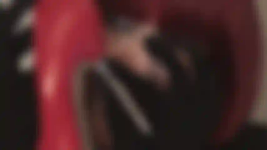 Che lecca tacchi a spillo rossi e lucenti.