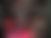 Con gambe sexy incrociate e distese, in collant neri trasparenti e scarpe fetish molto sexy.