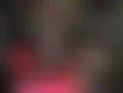 Con gambe sexy incrociate e distese, in collant neri trasparenti e scarpe fetish molto sexy.