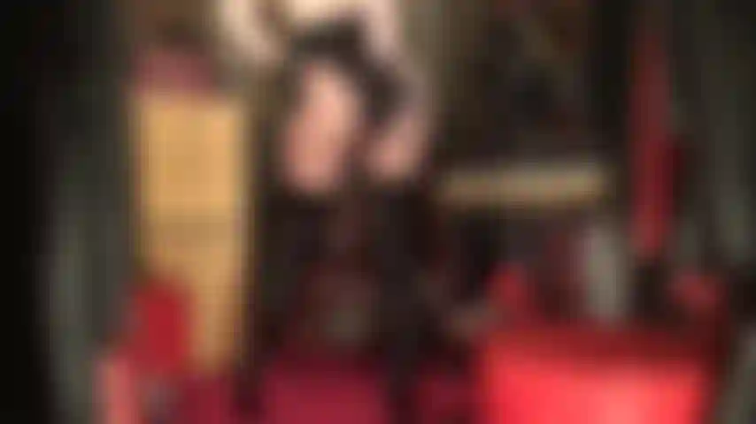 Ti faccio impazzire con le mie curve! - Con stivali alti e lucidi, collant color cuoio lucido, perizoma e guanti corti e sexy che continuano a toccare il corpo irresistibile della mia padrona.