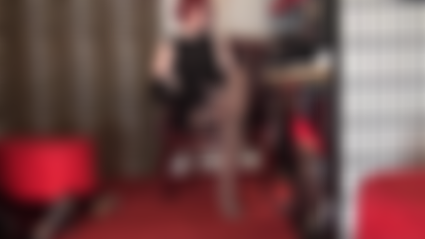 La mia piccola puttana in nylon, la mia padrona ti ha intrappolato senza via di scampo. Incapace di resistere alle sue gambe e alle sue calze, mentre il tuo cazzo da schiavo viene svuotato tra le sue gambe incrociate e nelle sue calze, un grosso cazzo nero si avvicina da dietro...